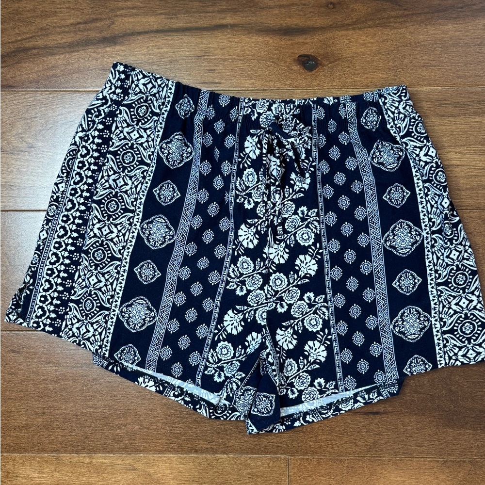 TRY! THIS Navy and White Patterned Shorts